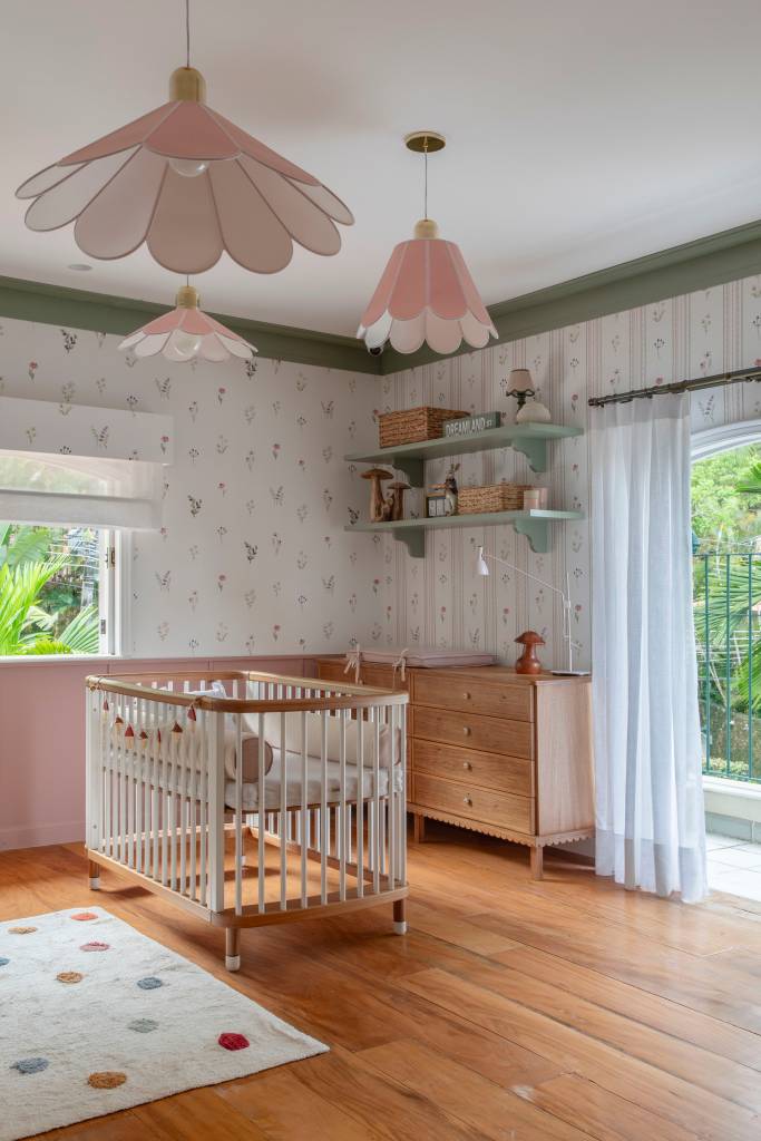 casa-estilo-classico-europeu-tem-piso-marmore-arvore-na-area-gourmet-studio-lak-22 Casa em estilo clássico europeu tem piso mármore e árvore na área gourmet. Projeto de Studio LAK. Na foto, quarto infantil, papel de parede, berço.