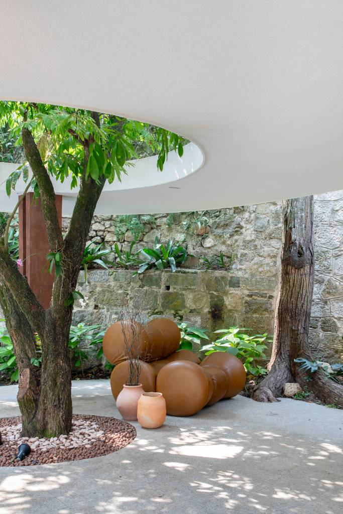 casa-estilo-classico-europeu-tem-piso-marmore-arvore-na-area-gourmet-studio-lak-27 Casa em estilo clássico europeu tem piso mármore e árvore na área gourmet. Projeto de Studio LAK. Na foto, poltrona, jardim.