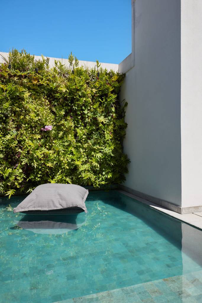 cobertura-moveis-madeira-demolicao-jardim-vertical-e-piscina-pedra-hijau-janeiro-arquitetura-15 Cobertura tem móveis de madeira de demolição, jardim vertical e piscina em pedra Hijau. Projeto de Janeiro Arquitetura. Na foto, móvel para piscina.