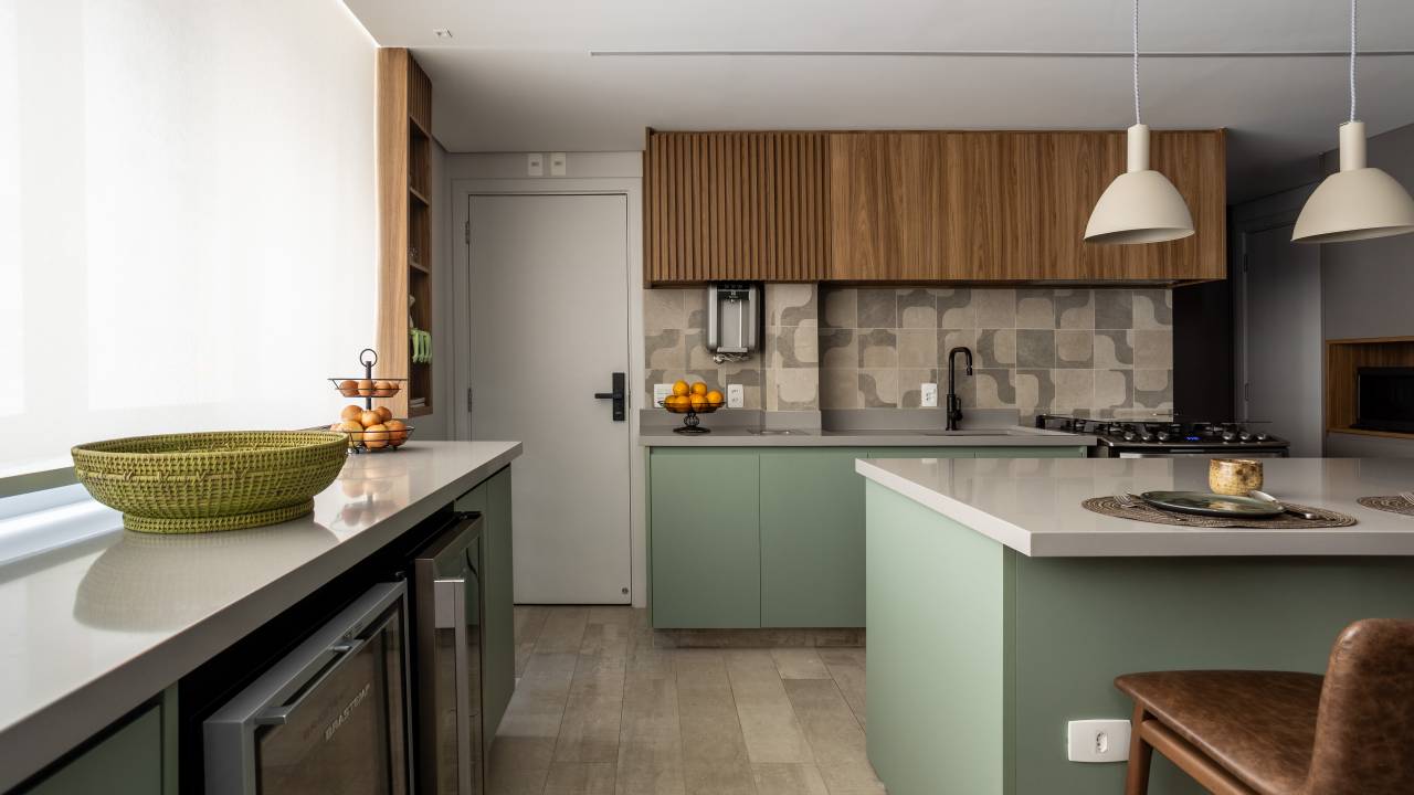 Cozinha de apartamento ganha charmosa paleta de cinza e verde menta. Projeto de Nicole Finkel.