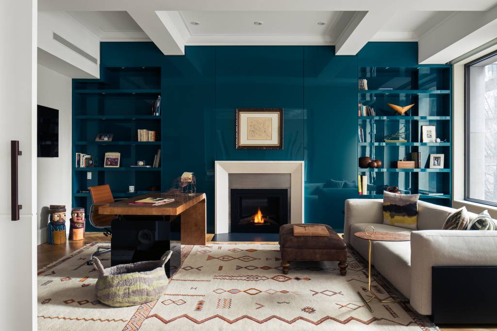 decoracao-apartamento-em-nova-york-traz-artesanato-design-brasileiro-mauricio-nobrega-01-azul-home-office-lareira Decoração de apartamento em Nova York traz artesanato e design brasileiro. Projeto Mauricio Nóbrega. Na foto, home office, parede azul marinho, tapete.
