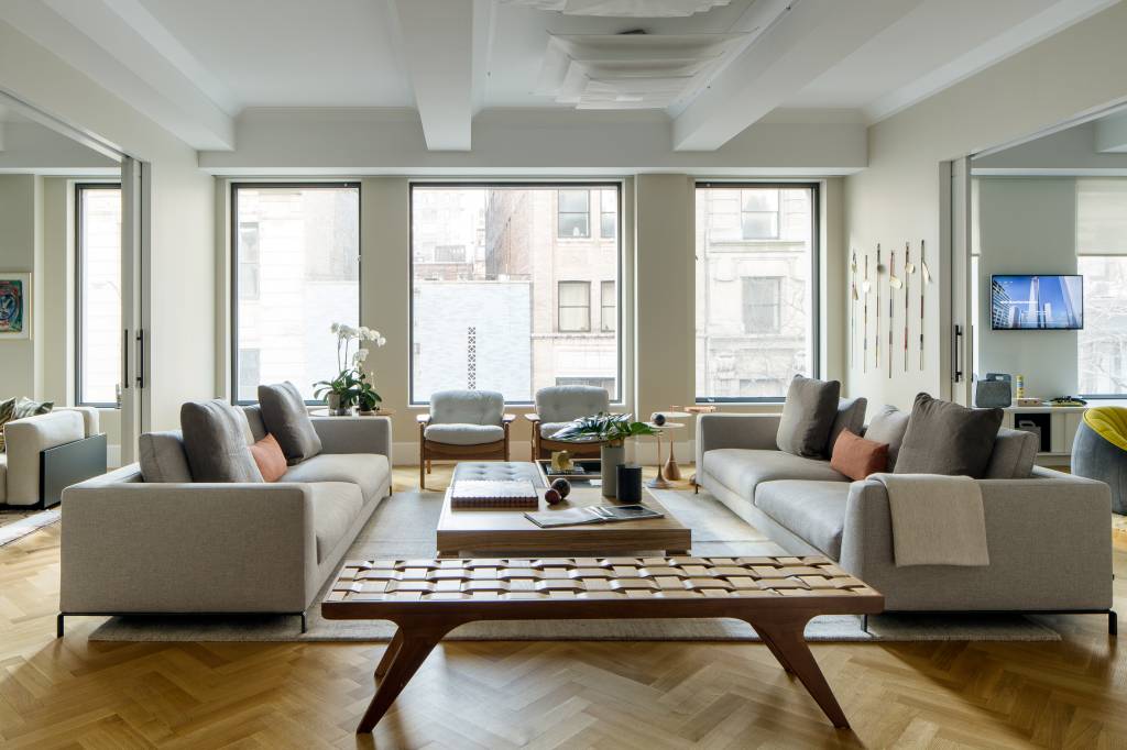 decoracao-apartamento-em-nova-york-traz-artesanato-design-brasileiro-mauricio-nobrega-02 Decoração de apartamento em Nova York traz artesanato e design brasileiro. Projeto Mauricio Nóbrega. Na foto, sala de estar, sofá cinza, mesas de centro de madeira.