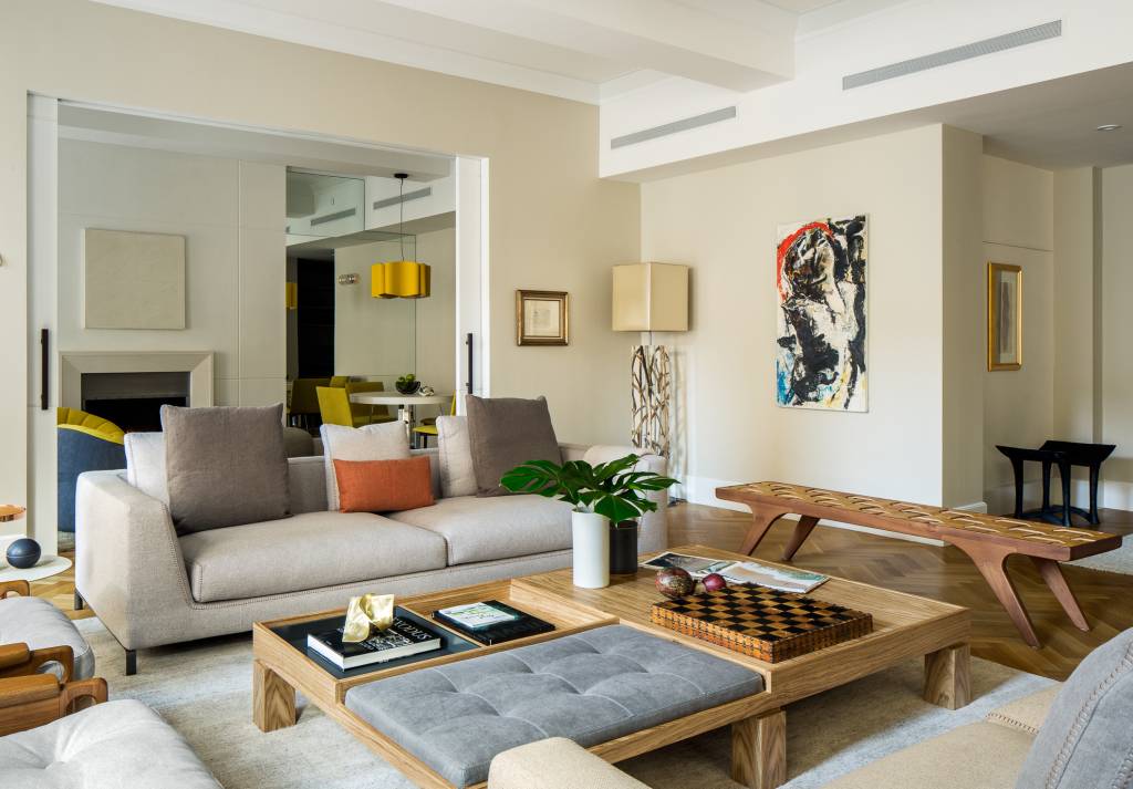 decoracao-apartamento-em-nova-york-traz-artesanato-design-brasileiro-mauricio-nobrega-03 Decoração de apartamento em Nova York traz artesanato e design brasileiro. Projeto Mauricio Nóbrega. Na foto, sala de estar, sofá cinza, mesas de centro de madeira.
