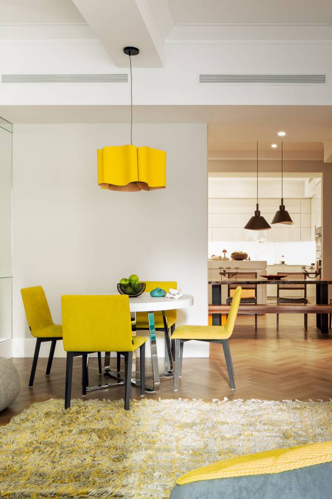 decoracao-apartamento-em-nova-york-traz-artesanato-design-brasileiro-mauricio-nobrega-05 Decoração de apartamento em Nova York traz artesanato e design brasileiro. Projeto Mauricio Nóbrega. Na foto, sala de jantar, cadeiras amarelas, luminária amarela.