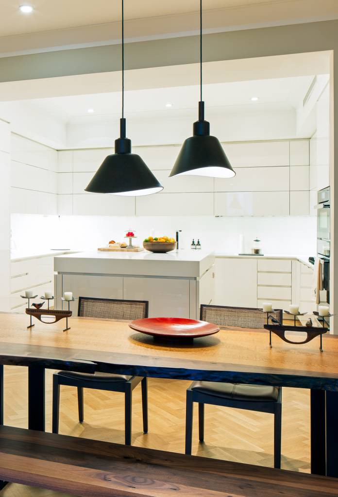 decoracao-apartamento-em-nova-york-traz-artesanato-design-brasileiro-mauricio-nobrega-06 Decoração de apartamento em Nova York traz artesanato e design brasileiro. Projeto Mauricio Nóbrega. Na foto, cozinha com copa.