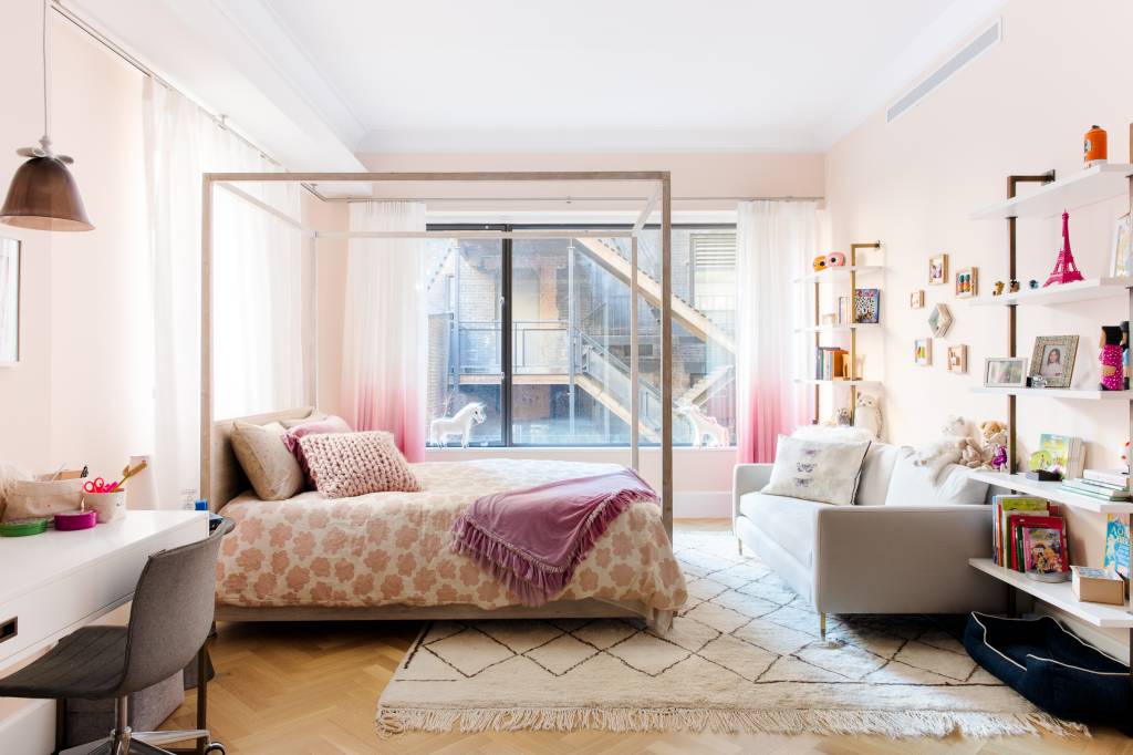 decoracao-apartamento-em-nova-york-traz-artesanato-design-brasileiro-mauricio-nobrega-09-quarto-infantil Decoração de apartamento em Nova York traz artesanato e design brasileiro. Projeto Mauricio Nóbrega. Na foto, quarto infantil. cama com dossel.