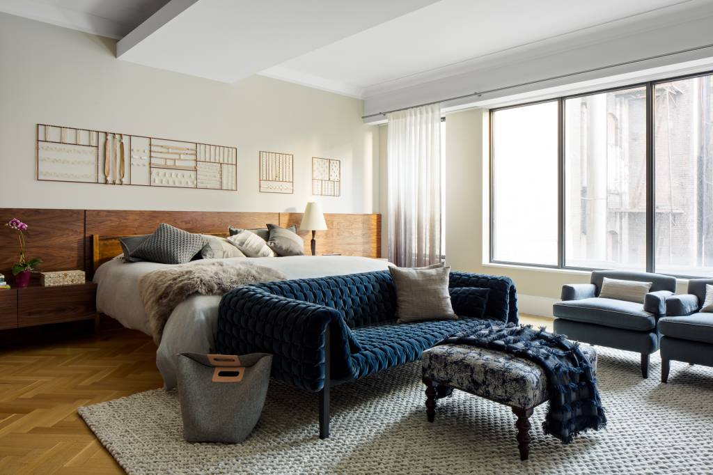decoracao-apartamento-em-nova-york-traz-artesanato-design-brasileiro-mauricio-nobrega-10-quarto Decoração de apartamento em Nova York traz artesanato e design brasileiro. Projeto Mauricio Nóbrega. Na foto, quarto, sofá de veludo azul.