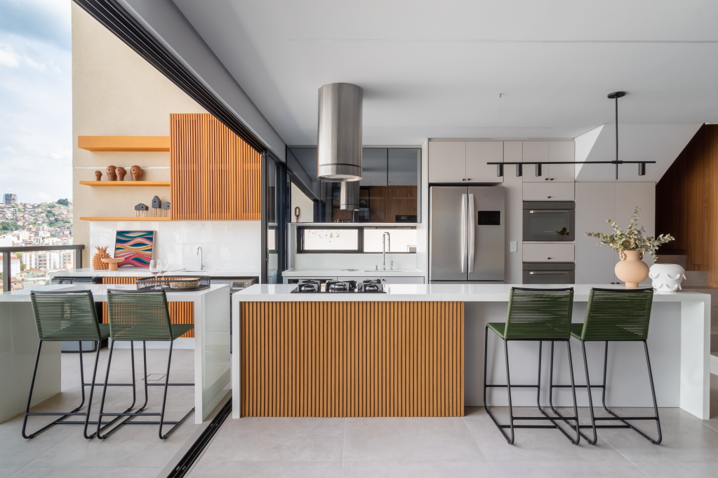 Duplex em Juiz de Fora tem mezanino de vidro na suíte. Projeto da Orto Arquitetura. Cozinha e varanda.