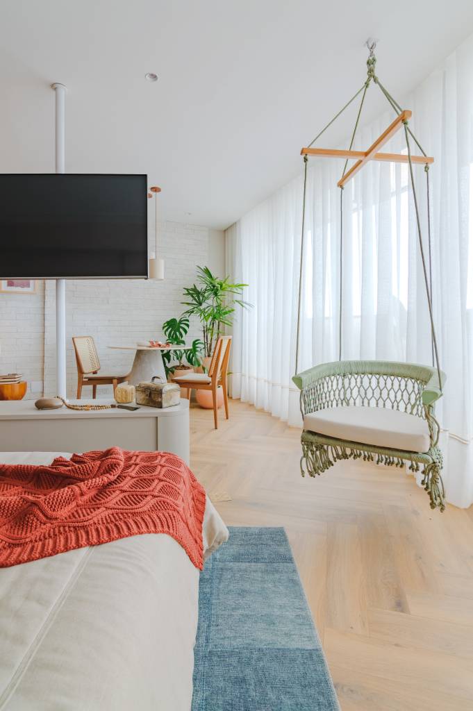 estilo-boho-eveza-fluidez-estudio-34-m_-04_Manto-Arquitetura Estilo boho traz leveza e fluidez a estúdio de 34 m². Mantô Arquitetura. Quarto e estar.