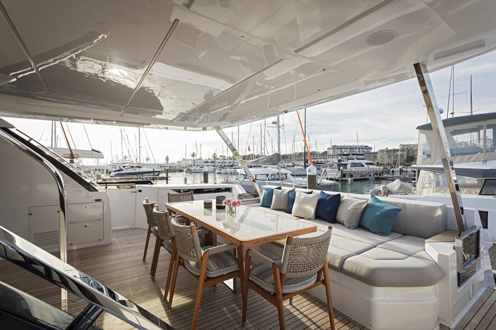 Iate luxuoso tem suítes, estar, jantar, cozinha e lounge com jacuzzi