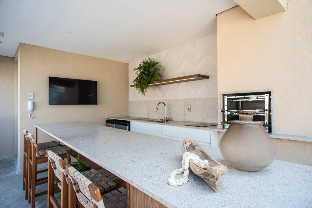 living-com-materiais-minimalistas-faz-ape-local-de-relaxamento-mariana-meneghisso-alexandre-pasquotto-11-cozinha-bege Living amplo com materiais minimalistas faz de apê um local de relaxamento. Projeto de Mariana Meneghisso e Alexandre Pasquotto.