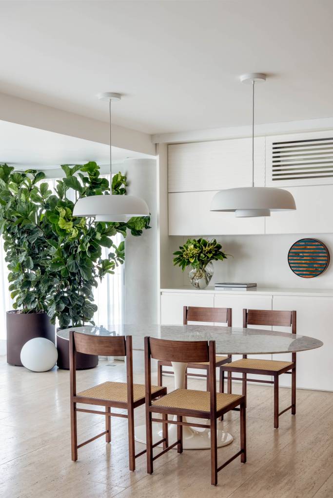 pequeno-home-office-na-sala-fica-escondido-portas-de-correr-ape-lessazanetta-arquitetura-10-jantar-plantas Pequeno home office na sala fica