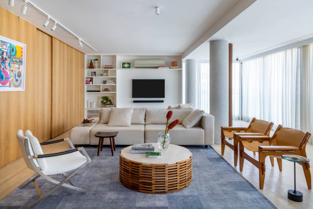 pequeno-home-office-na-sala-fica-escondido-portas-de-correr-ape-lessazanetta-arquitetura-12 Pequeno home office na sala fica