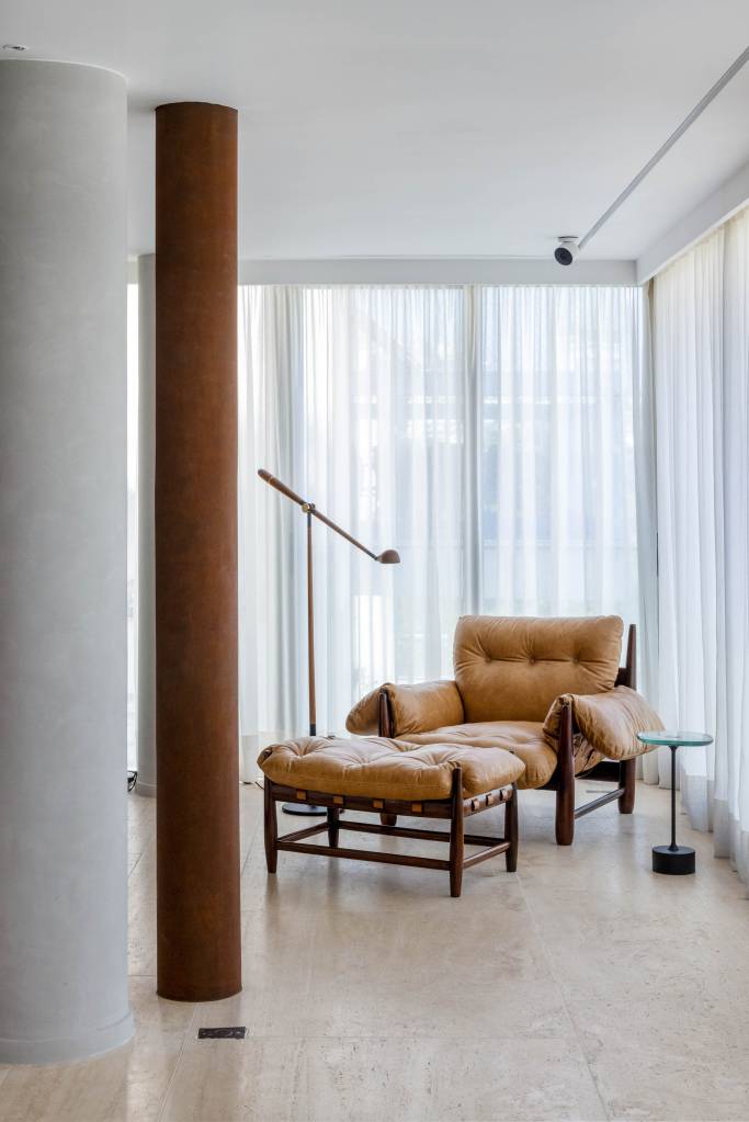 pequeno-home-office-na-sala-fica-escondido-portas-de-correr-ape-lessazanetta-arquitetura-14 Pequeno home office na sala fica