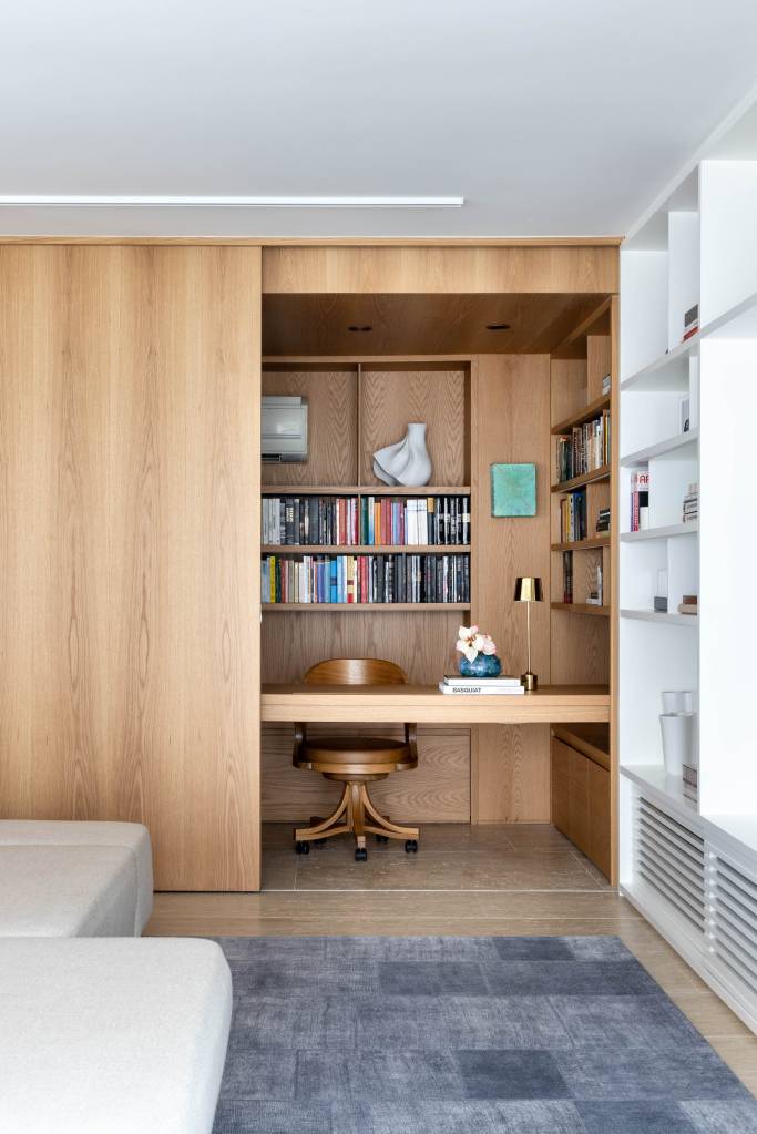 pequeno-home-office-na-sala-fica-escondido-portas-de-correr-ape-lessazanetta-arquitetura-16 Pequeno home office na sala fica