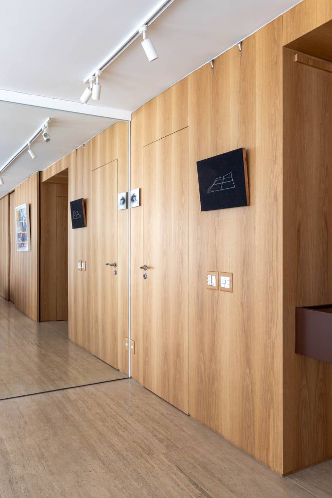 pequeno-home-office-na-sala-fica-escondido-portas-de-correr-ape-lessazanetta-arquitetura-22 Pequeno home office na sala fica