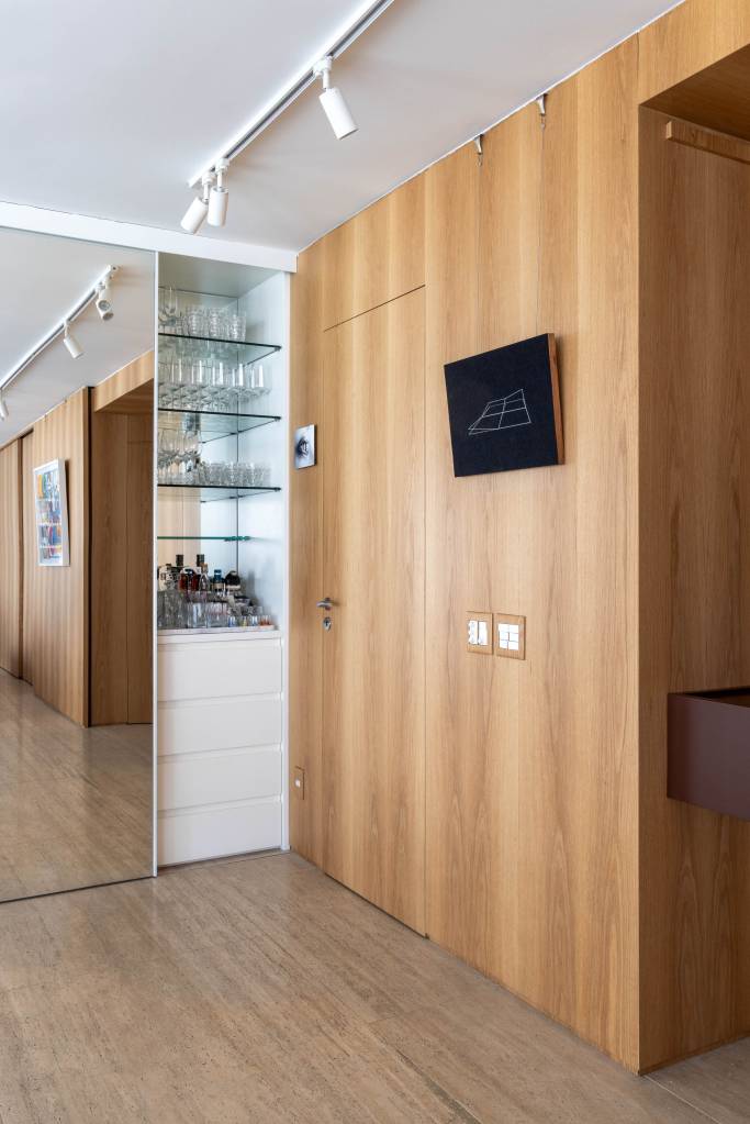pequeno-home-office-na-sala-fica-escondido-portas-de-correr-ape-lessazanetta-arquitetura-23 Pequeno home office na sala fica