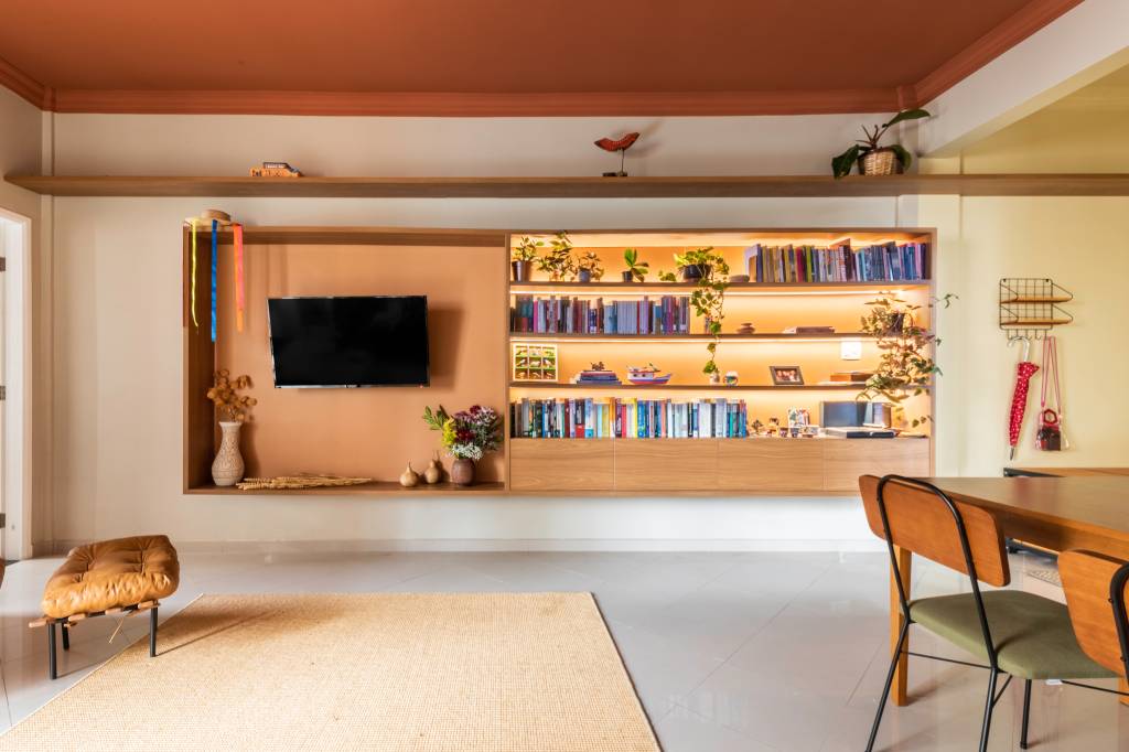 Pintura setoriza sala de grandes dimensões e transforma apê com baixo custo. Sertão Arquitetos. Living e TV com iluminação.