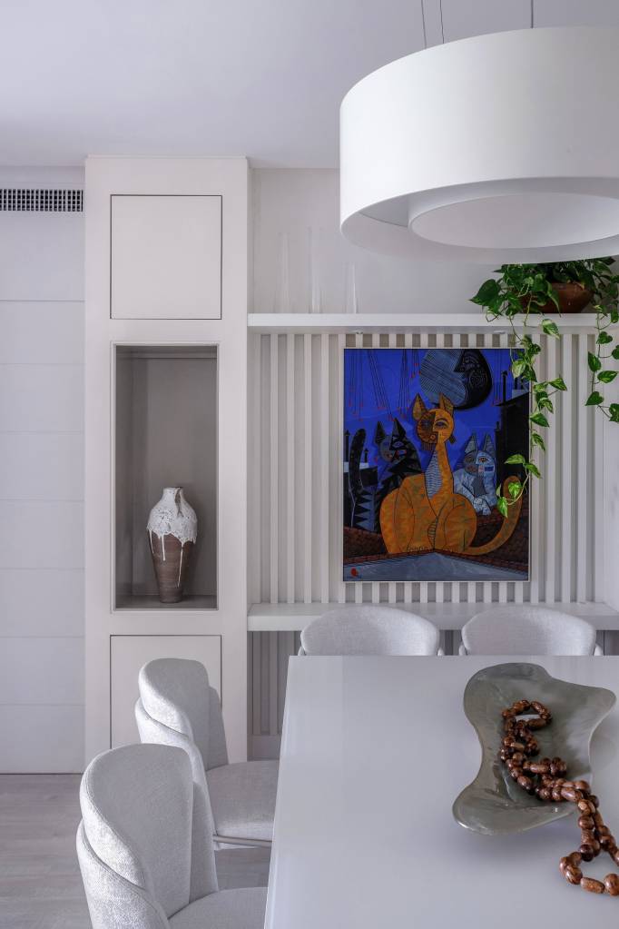 reforma-apartamento-carol-macedo-cria-ambientes-minimalistas-livia-quintella-04-jantar-branco Reforma em apartamento de Carol Macedo cria ambientes minimalistas. Projeto de Livia Quintella. Na foto, sala de jantar branca.