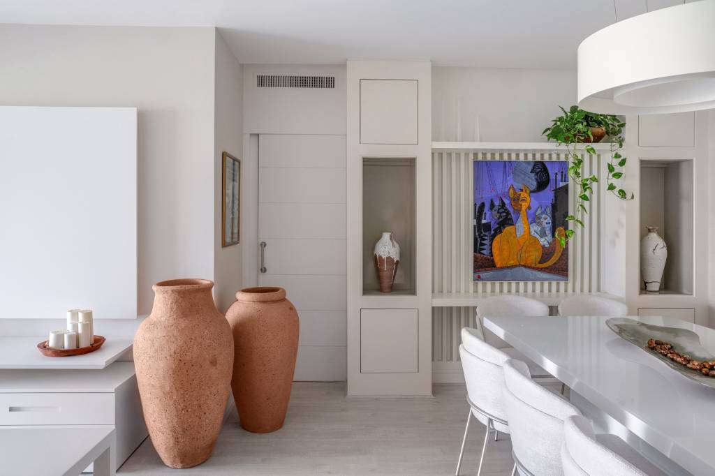 reforma-apartamento-carol-macedo-cria-ambientes-minimalistas-livia-quintella-13 Reforma em apartamento de Carol Macedo cria ambientes minimalistas. Projeto de Livia Quintella. Na foto, sala de jantar, vasos grandes de cerâmica.