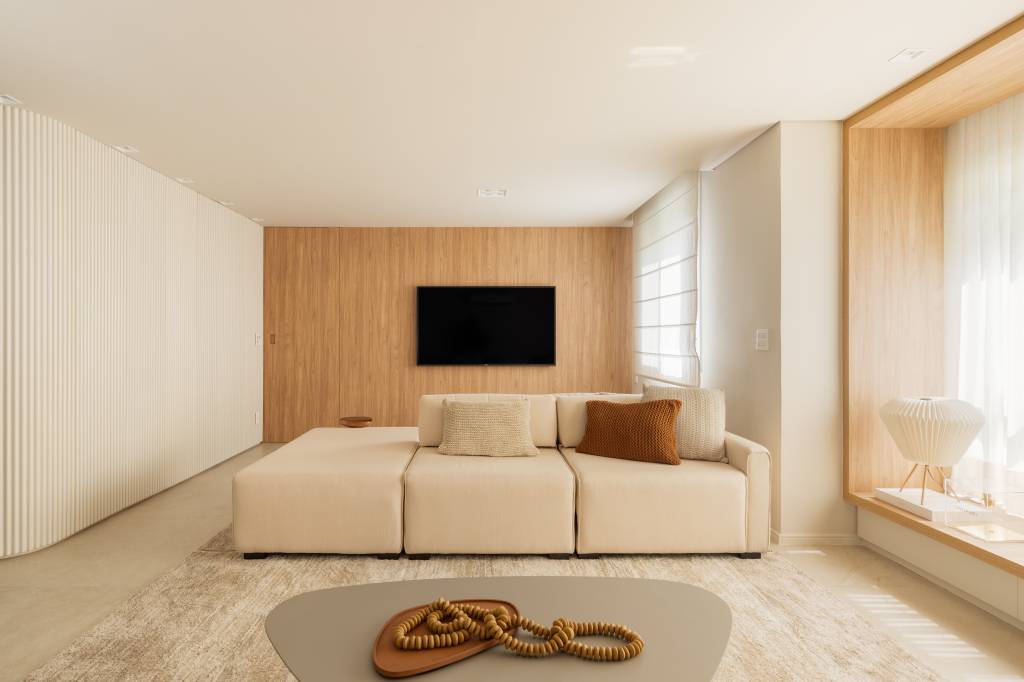 reforma-de-apartamento-de-67-m-une-memoria-afetiva-design-e-funcionalidade_Degrade-Arquitetura_Foto-Julia-Novoa (21) Reforma de apartamento de 67 m² une memória afetiva, design e funcionalidade. Projeto de Degradê Arquitetura. Living com TV.