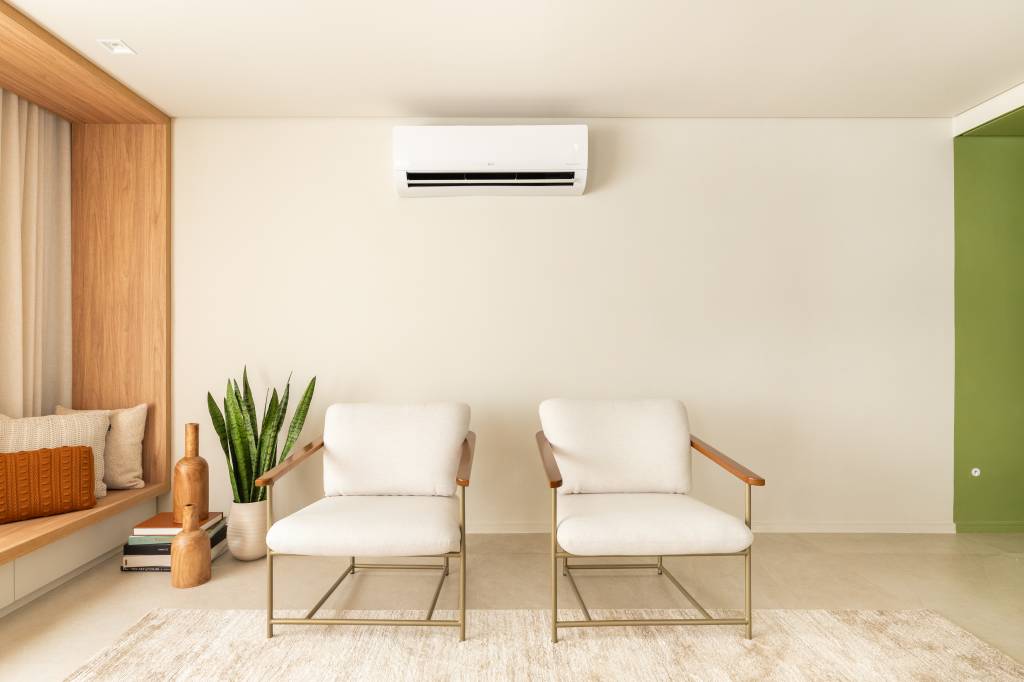 reforma-de-apartamento-de-67-m-une-memoria-afetiva-design-e-funcionalidade_Degrade-Arquitetura_Foto-Julia-Novoa (8) Reforma de apartamento de 67 m² une memória afetiva, design e funcionalidade. Projeto de Degradê Arquitetura. Living.