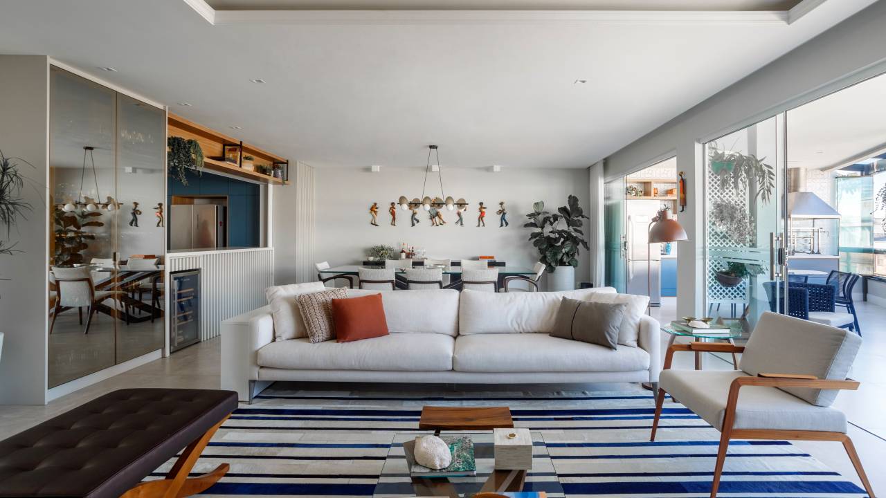 Reforma integra ambientes em apê, mas mantém espaços bem definidos. Projeto de Fernanda Pitol. Living.