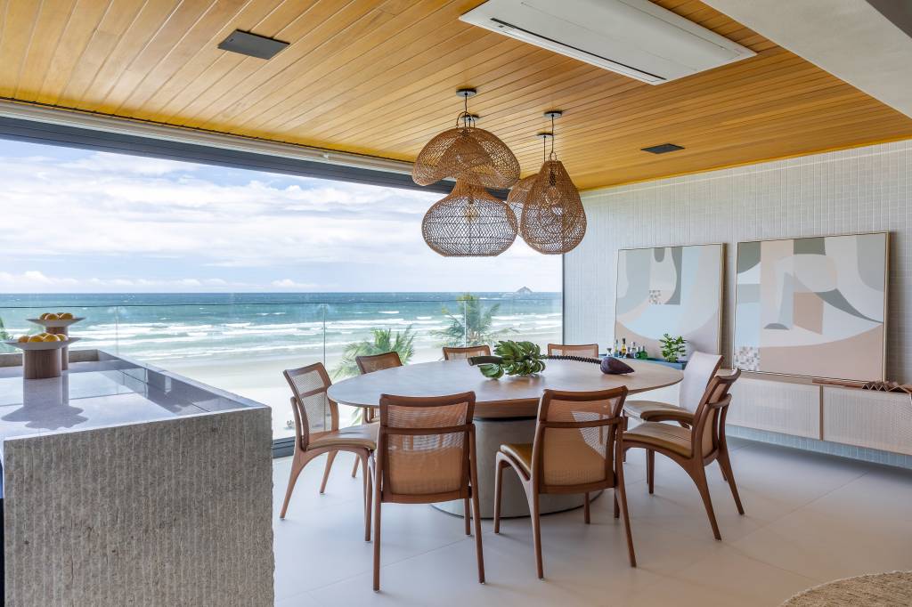 Reforma integra varanda e abre apê na beira da praia para o mar