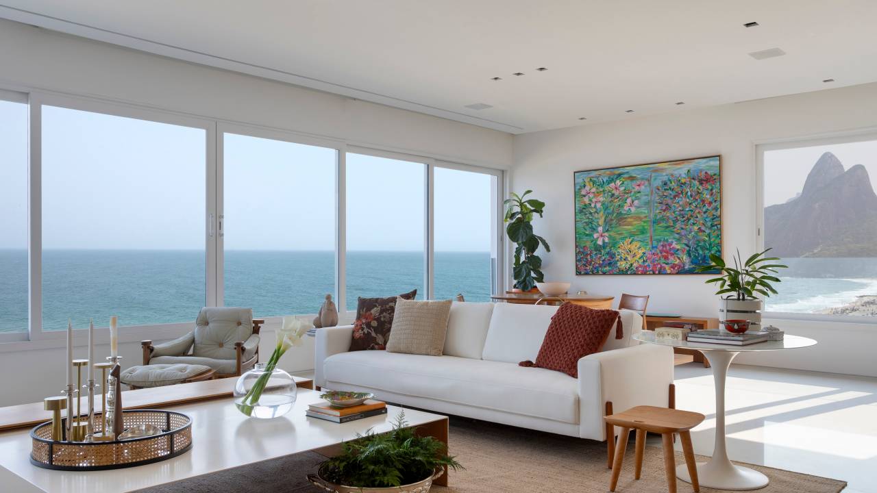 Reformado, apartamento de 290 m² tem vista para o mar como destaque. Projeto de Studio 021 Arquitetura.