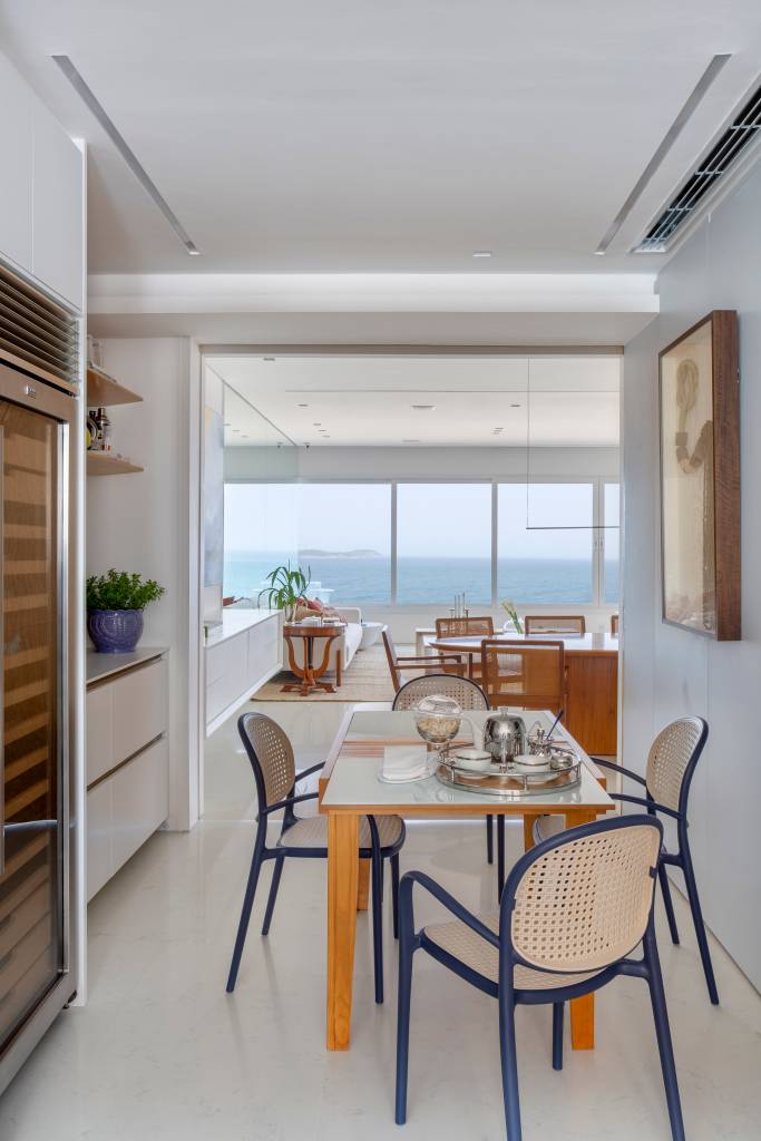 Reformado, apartamento de 290 m² tem vista para o mar como destaque. Projeto de Studio 021 Arquitetura.