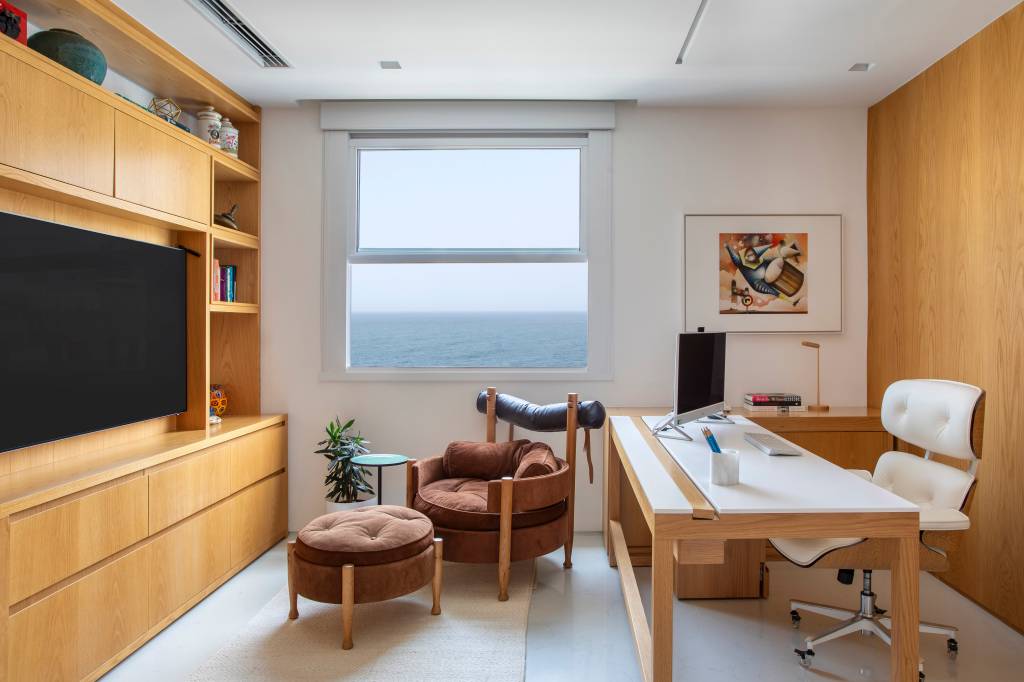 Reformado, apartamento de 290 m² tem vista para o mar como destaque. Projeto de Studio 021 Arquitetura.