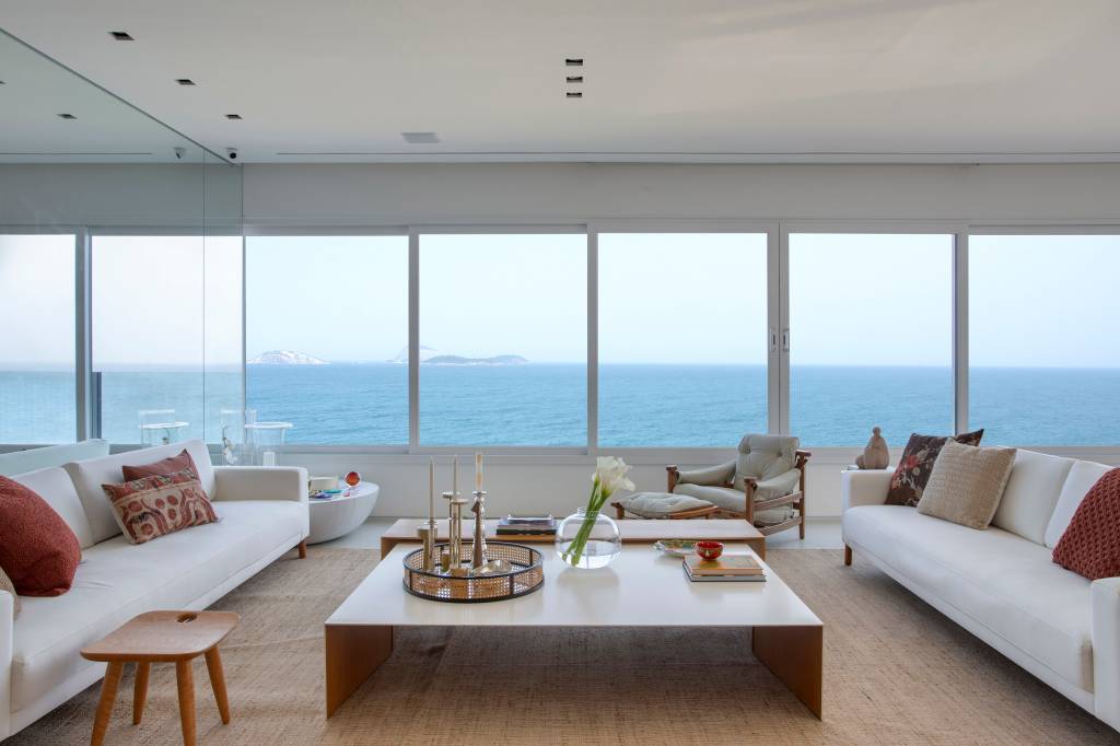 Reformado, apartamento de 290 m² tem vista para o mar como destaque. Projeto de Studio 021 Arquitetura.