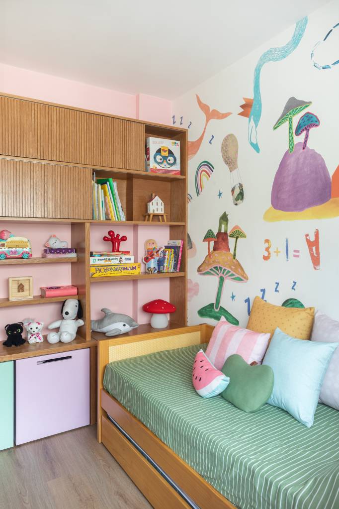 renovacao-deixa-ape-de-70-m-mais-colorido-colab-juntos-arquitetura-10-quarto-infantil Renovação econômica deixa apê de 70 m² mais colorido com laranja e verde. Projeto Co+Lab Juntos Arquitetura. Na foto, quarto infantil.