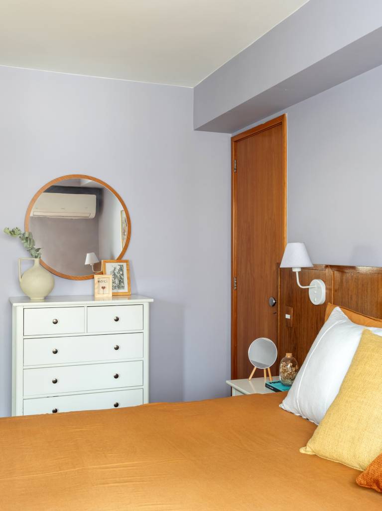 renovacao-deixa-ape-de-70-m-mais-colorido-colab-juntos-arquitetura-12-quarto-lilas Renovação econômica deixa apê de 70 m² mais colorido com laranja e verde. Projeto Co+Lab Juntos Arquitetura. Na foto, quarto, parede lilás, espelho redondo.