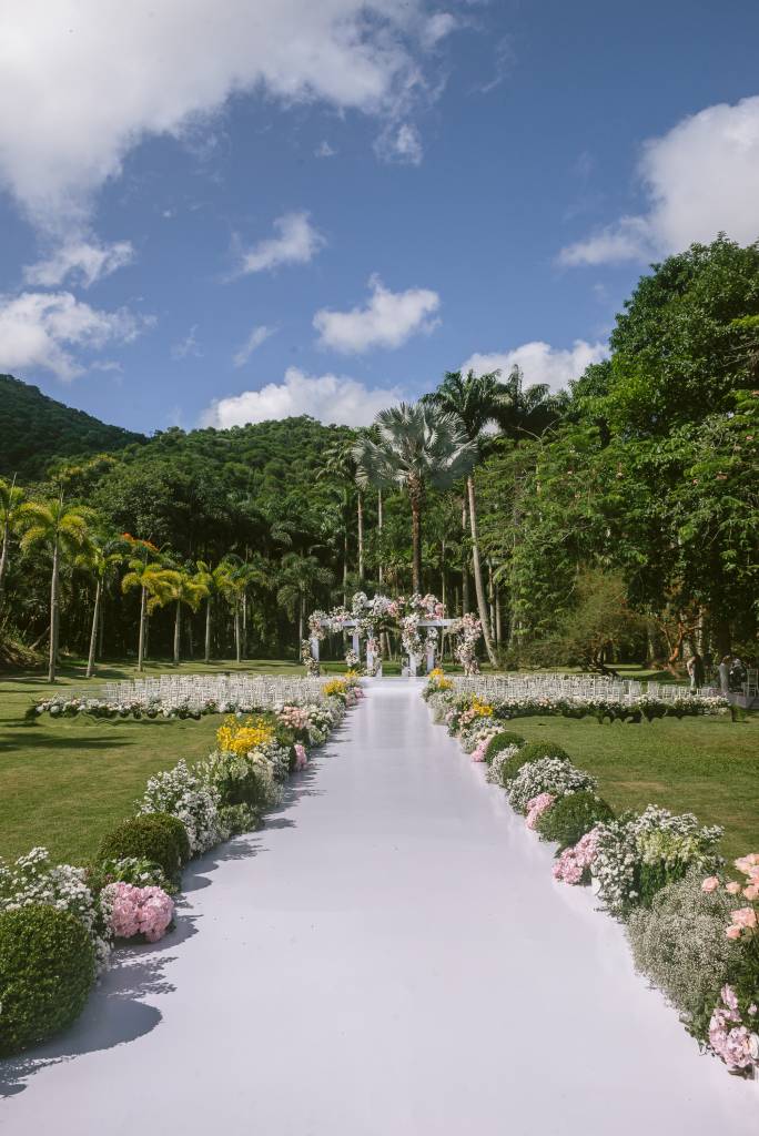 Disney e Tailândia inspiram o cenário do casamento de Larissa Manoela. Na foto, área da cerimônia com flores no chão.