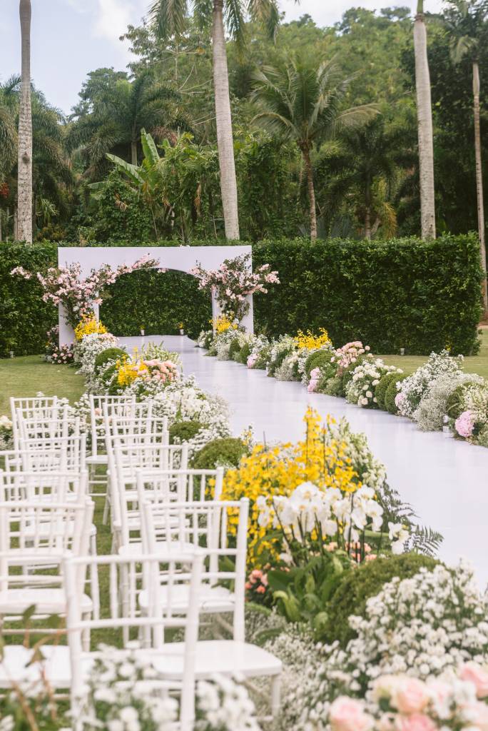 Disney e Tailândia inspiram o cenário do casamento de Larissa Manoela. Na foto, área da cerimônia com flores no chão.
