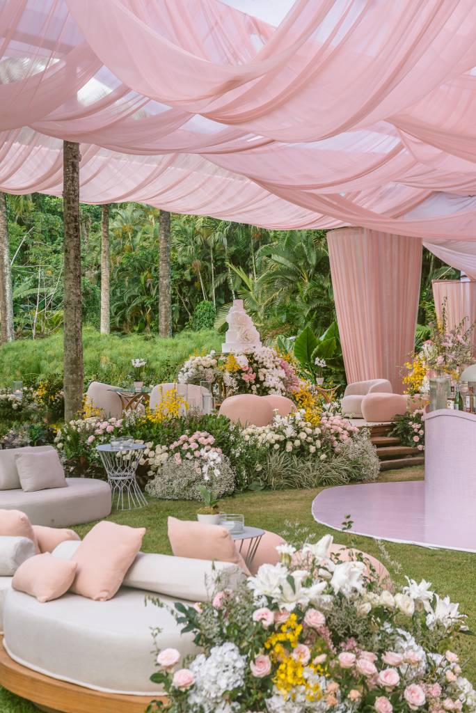 Disney e Tailândia inspiram o cenário do casamento de Larissa Manoela. Na foto, área da festa com tecidos rosa claro.