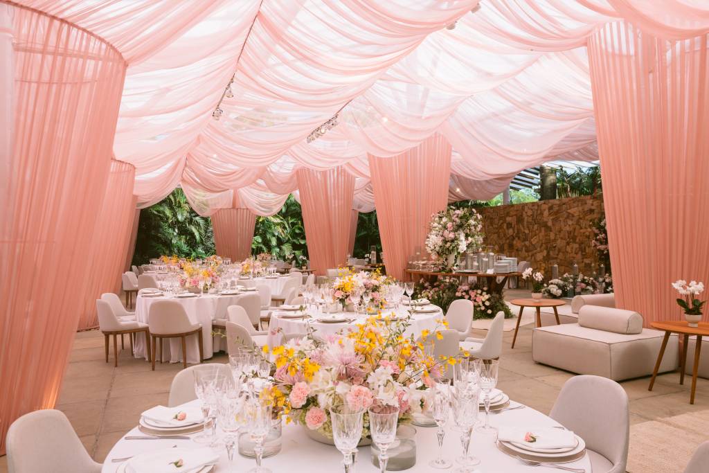 Disney e Tailândia inspiram o cenário do casamento de Larissa Manoela. Na foto, área da festa com tecidos rosa claro.