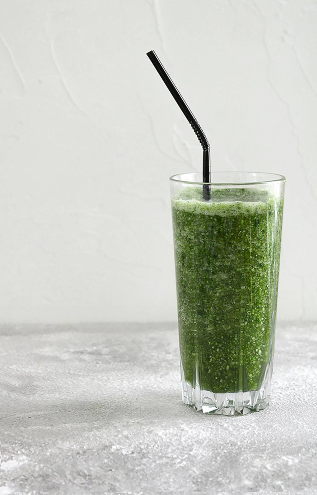 Saiba-como-organizar-a-rotina-alimentar-apos-as-festas-de-fim-de-ano-02 Saiba como organizar a rotina alimentar após as festas de fim de ano. Na foto, copo com suco verde.