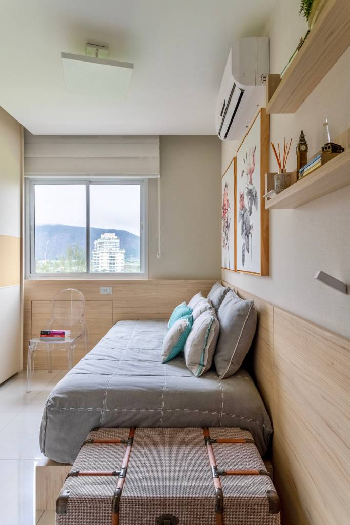 apartamento-tem-quartos-e-sala-de-estar-renovados-com-projeto-moderno-fernanda-pitol-foto-gustavo-bresciani Projeto de Fernanda Pitol. Foto Gustavo Bresciani. Na foto: quarto, dormitório, cama de solteiro, home office