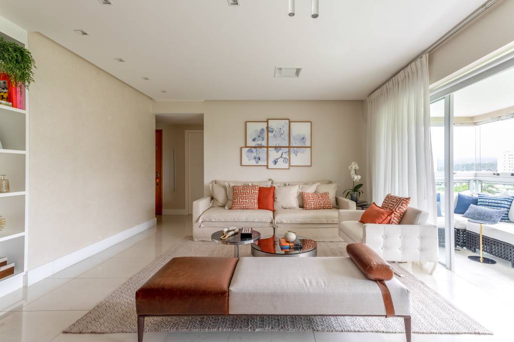 Apartamento tem quartos e sala de estar renovados com projeto moderno