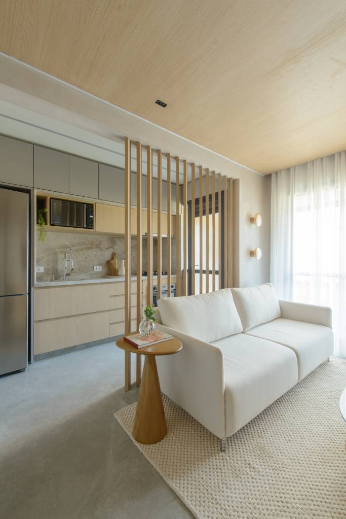ape-56-m-em-tons-de-bege-divisoria-articulada-entre-sala-e-cozinha-ana-carolina-queiroz-arquitetura-05 Apê de 56 m² em tons de bege tem divisória articulada entre sala e cozinha. Projeto de Ana Carolina Queiroz Arquitetura.