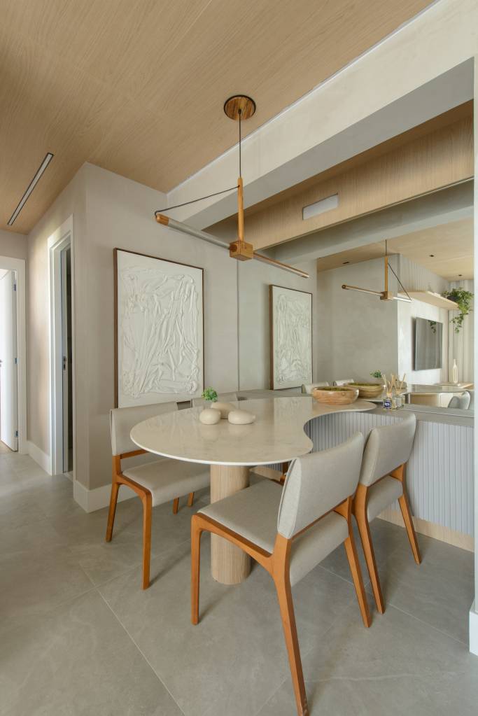 ape-56-m-em-tons-de-bege-divisoria-articulada-entre-sala-e-cozinha-ana-carolina-queiroz-arquitetura-11-jantar-espelho Apê de 56 m² em tons de bege tem divisória articulada entre sala e cozinha. Projeto de Ana Carolina Queiroz Arquitetura.