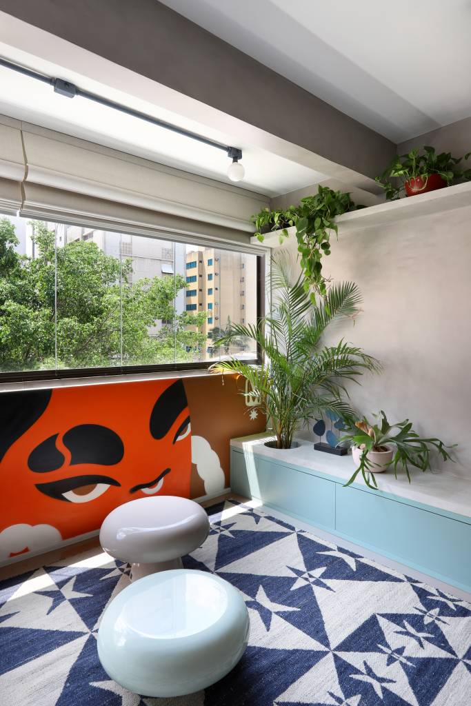 ape-tem-paleta-com-30-cores-alegres-e-aparador-com-floreira-studio92-arquitetura-05-jardim-plantas-tapete-jardim-plantas-tapete Apê tem paleta com 30 cores alegres e aparador com floreira. Projeto de Studio 92 Arquitetura. Na foto, tapete estampado, arte de mural, plantas.