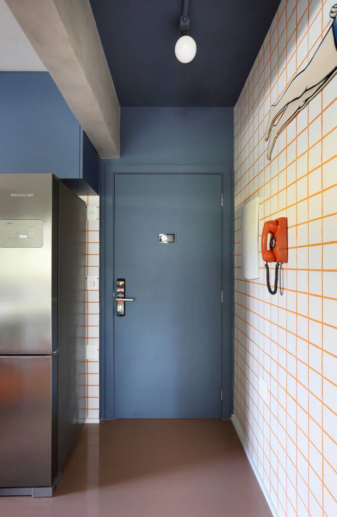 ape-tem-paleta-com-30-cores-alegres-e-aparador-com-floreira-studio92-arquitetura-21-azul-hall Apê tem paleta com 30 cores alegres e aparador com floreira. Projeto de Studio 92 Arquitetura. Na foto, entrada, porta azul.
