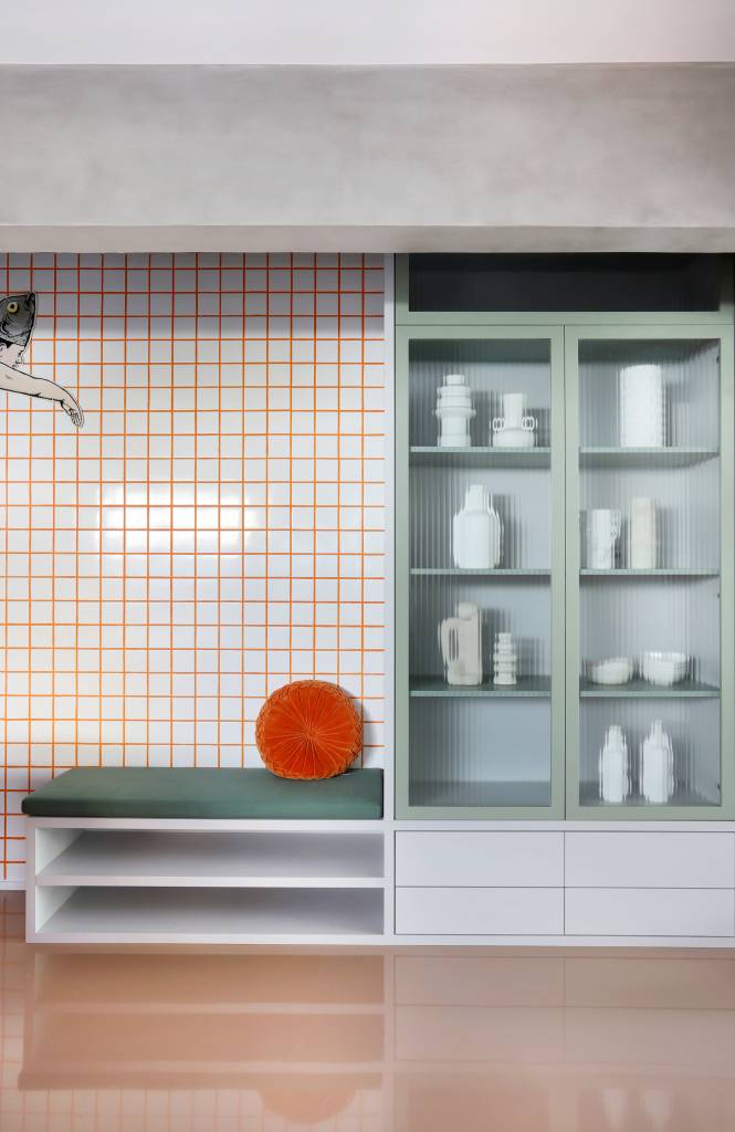 ape-tem-paleta-com-30-cores-alegres-e-aparador-com-floreira-studio92-arquitetura-22-banco-hall Apê tem paleta com 30 cores alegres e aparador com floreira. Projeto de Studio 92 Arquitetura. Na foto, hall de entrada, banco.