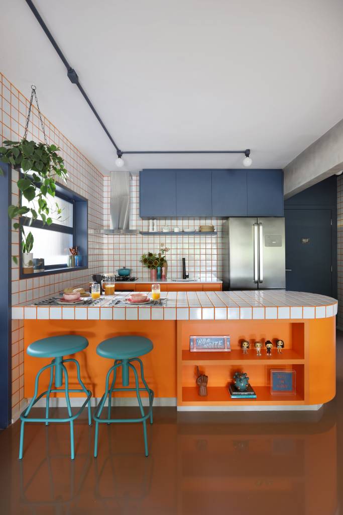 ape-tem-paleta-com-30-cores-alegres-e-aparador-com-floreira-studio92-arquitetura-24-cozinha-laranja-azul-plantas Apê tem paleta com 30 cores alegres e aparador com floreira. Projeto de Studio 92 Arquitetura. Na foto, cozinha azul e laranja com azulejos.