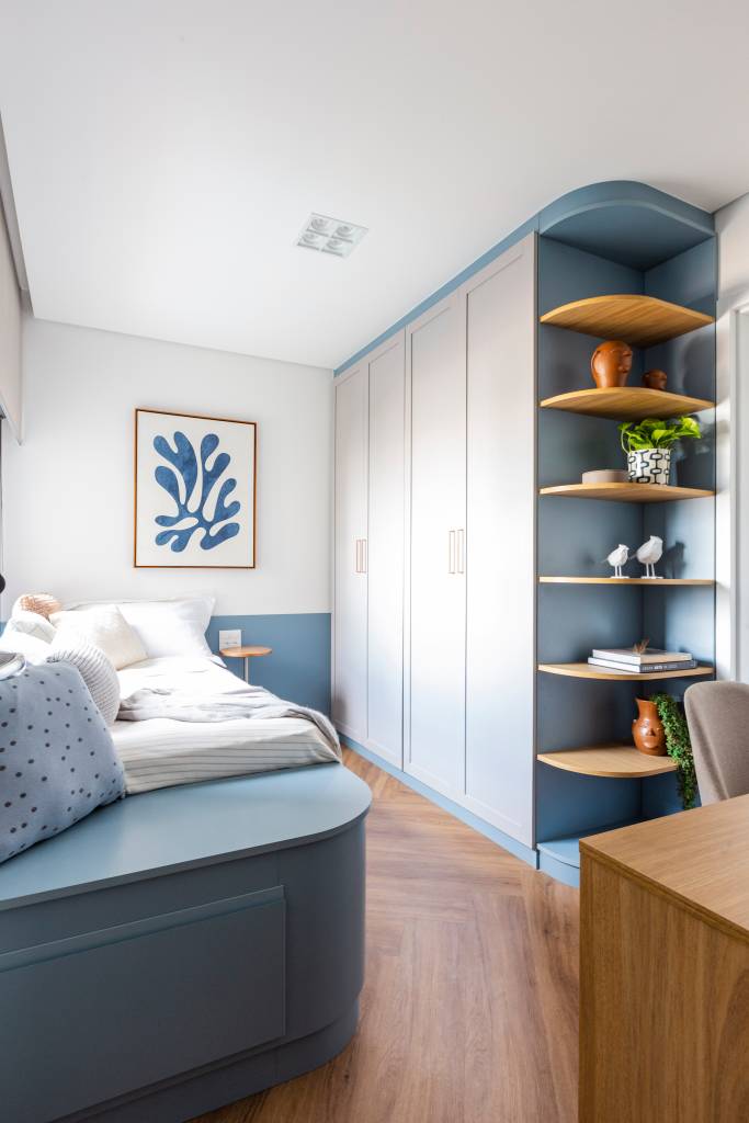 azul-e-protagonista-em-ape-com-varanda-integrada-e-area-gourmet-mari-milani-06-quarto-infantil Azul é protagonista em apê com varanda integrada e área gourmet. Projeto de Mari Milani, quarto infantil.