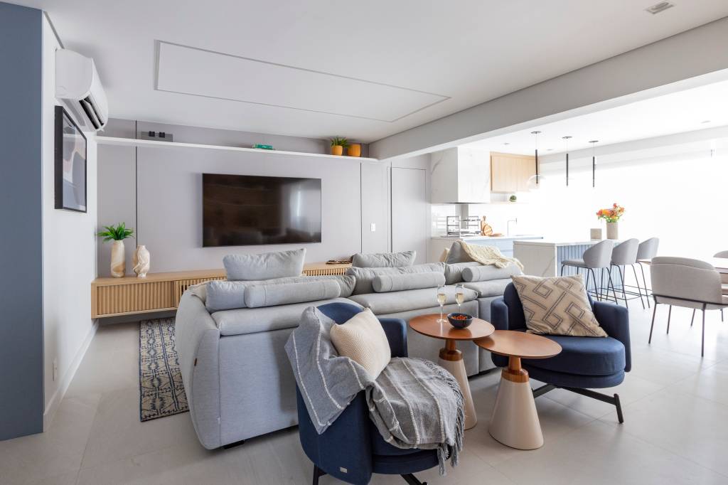 azul-e-protagonista-em-ape-com-varanda-integrada-e-area-gourmet-mari-milani-22-sala-poltronas Azul é protagonista em apê com varanda integrada e área gourmet. Projeto de Mari Milani, sala, sofá cinza, poltronas.