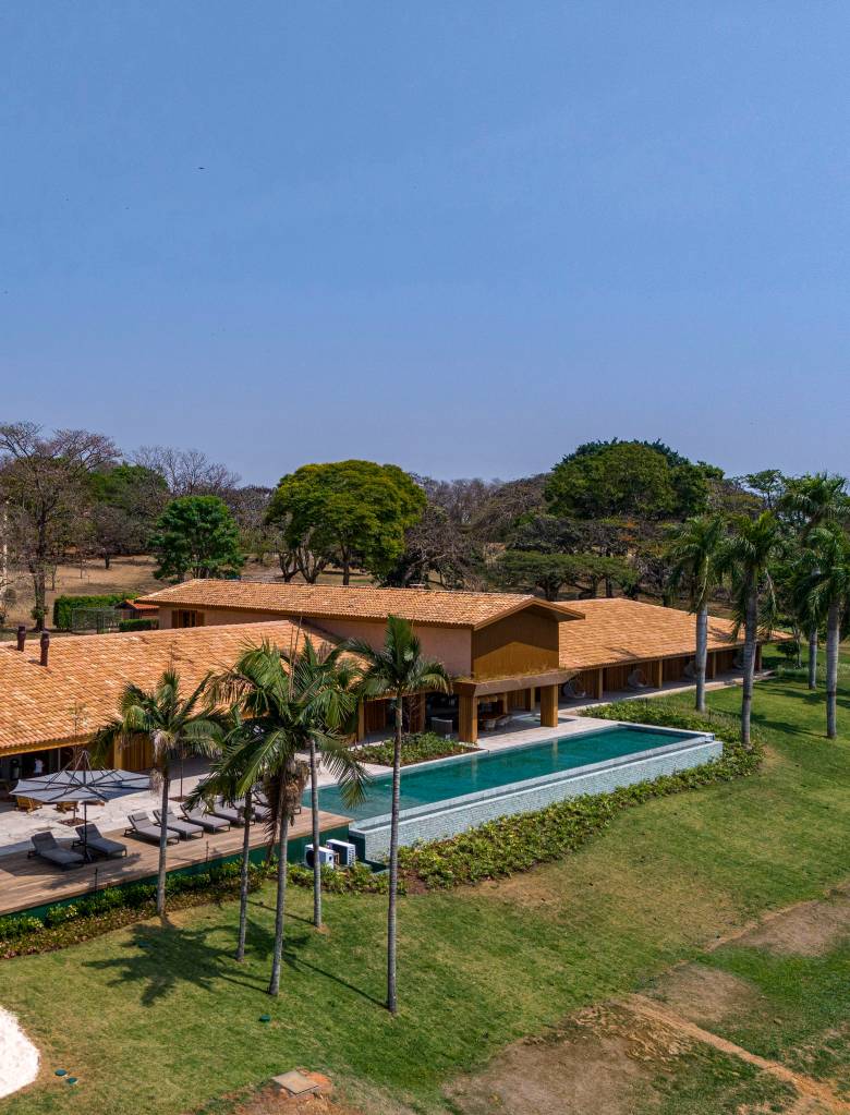 default Casa de campo tem piscina semiolímpica e oito suítes elegantes. Projeto de Studio DWG. Na foto, vista aérea da casa.
